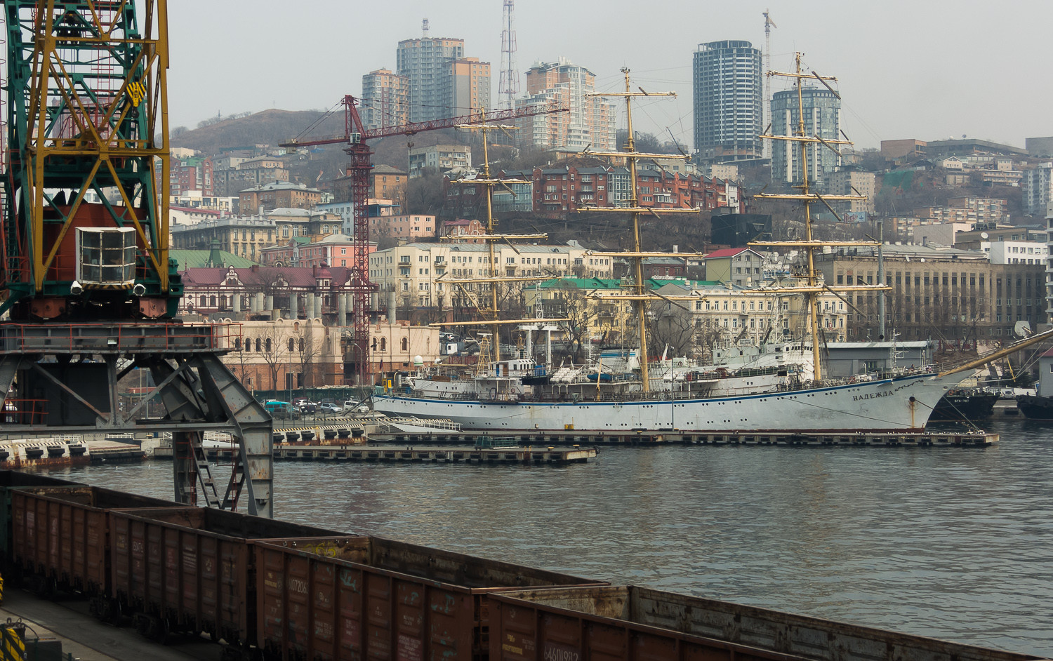  "Надежда" отдыхает в порту Владивостока