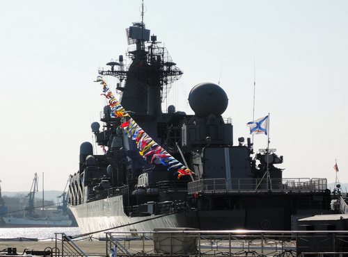 9 февраля 2014 года. Современный крейсер "Варяг" в порту Владивостока