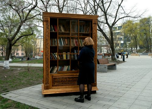 Уличный книжный шкаф