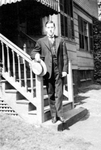  Лавкрафт около дома, в котором прошло его детство, Провиденс, примерно 1919 г.